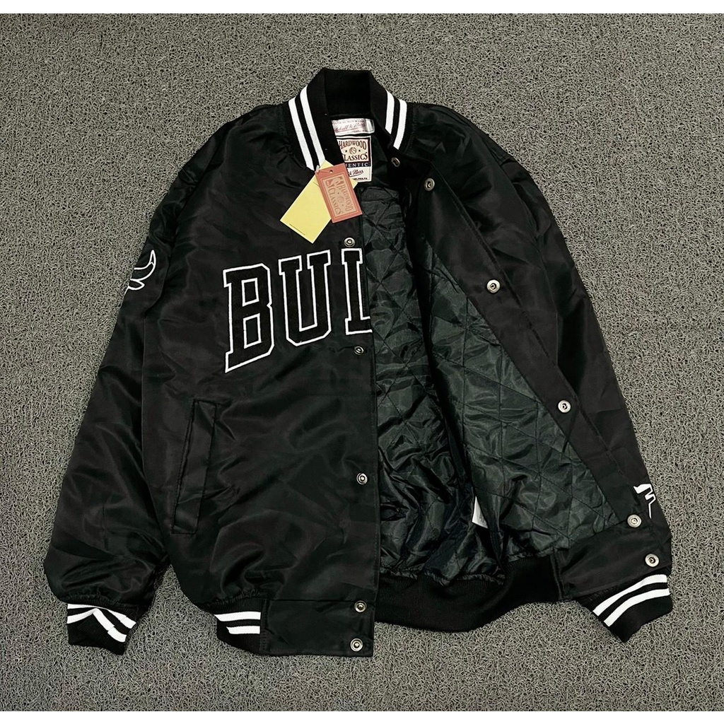 JAKET PRIA JAKET BOMBER BULLS BLACK WATERPROOF - JAKET BASBALL VARSITY TERBARU