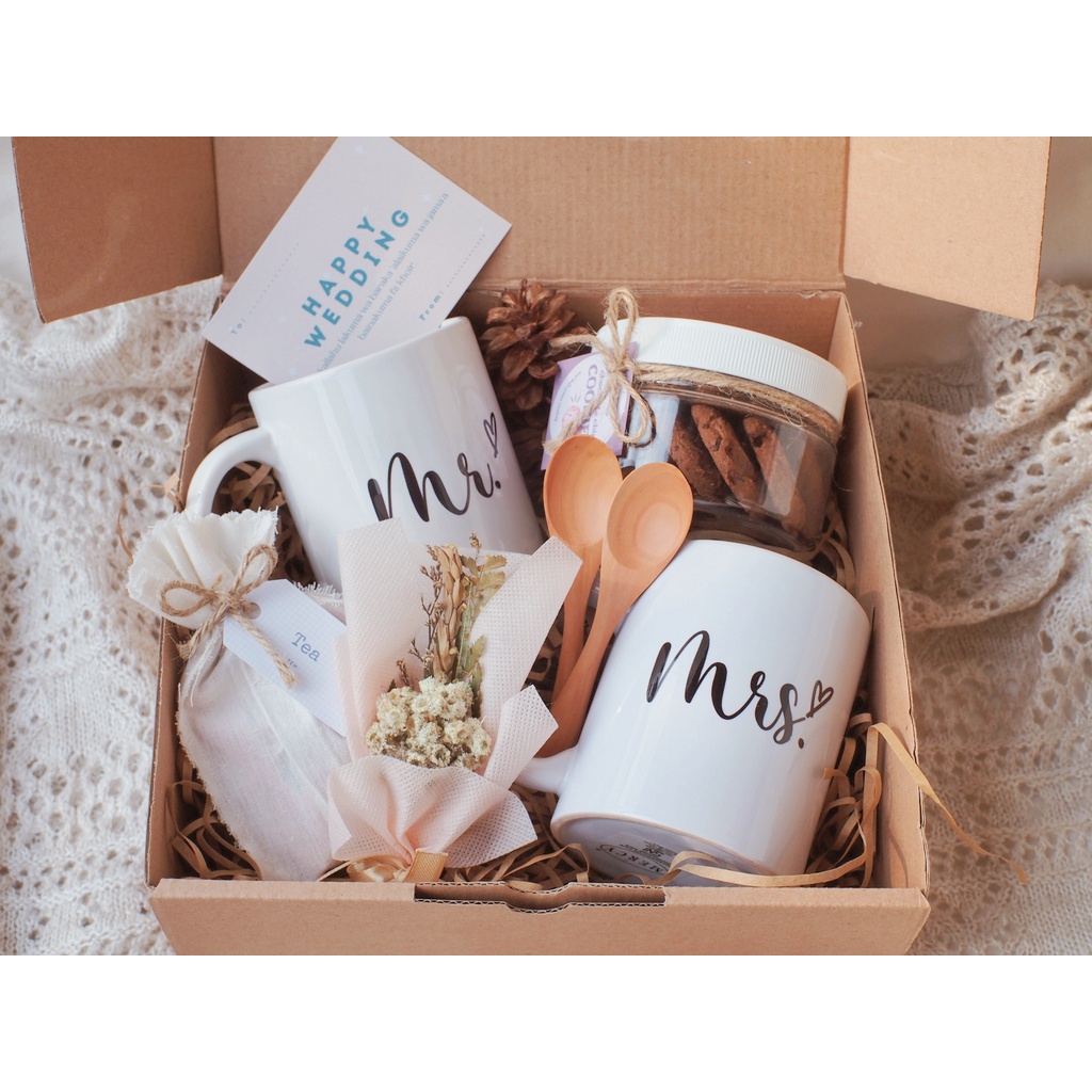 

HAMPERS GIFT BOX KADO ULANG TAHUN GRADUATION WEDDING SELF REWARD