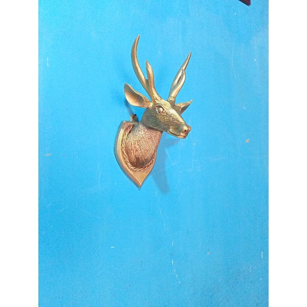 Patung kayu kepala rusa