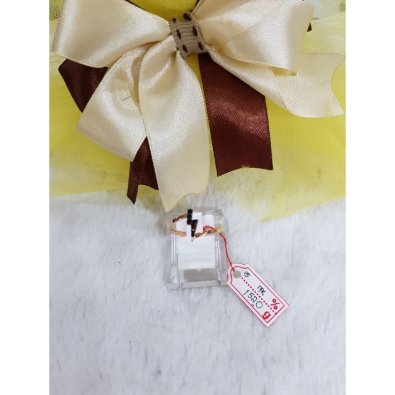 Cincin emas 75 petir hitam