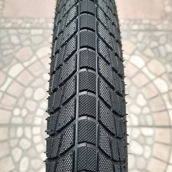 BAN LUAR KENDA 20 x 2.25 KONTACT 841 HITAM  MAINAN