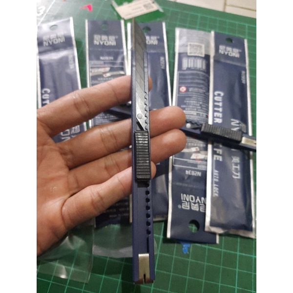 

Cutter Kecil Merk nyoni