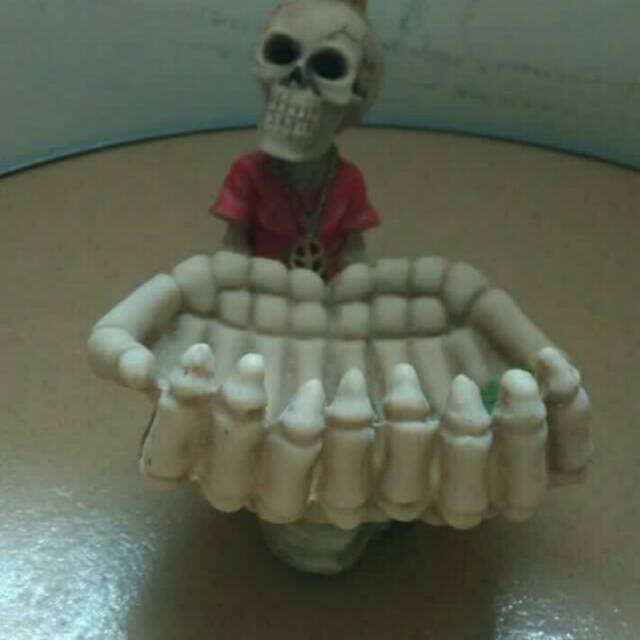 Asbak tengkorak tangan