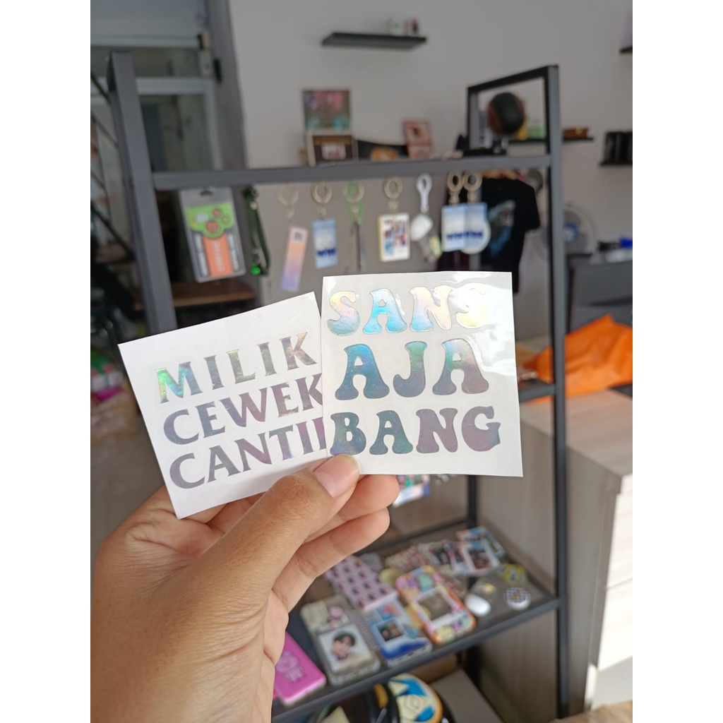 

STIKER VINYL HOLOGRAM CUSTOM / STICKER CUTTING BEBAS NAMA / TULISAN HARTA TAHTA NAMA TAHAN AIR