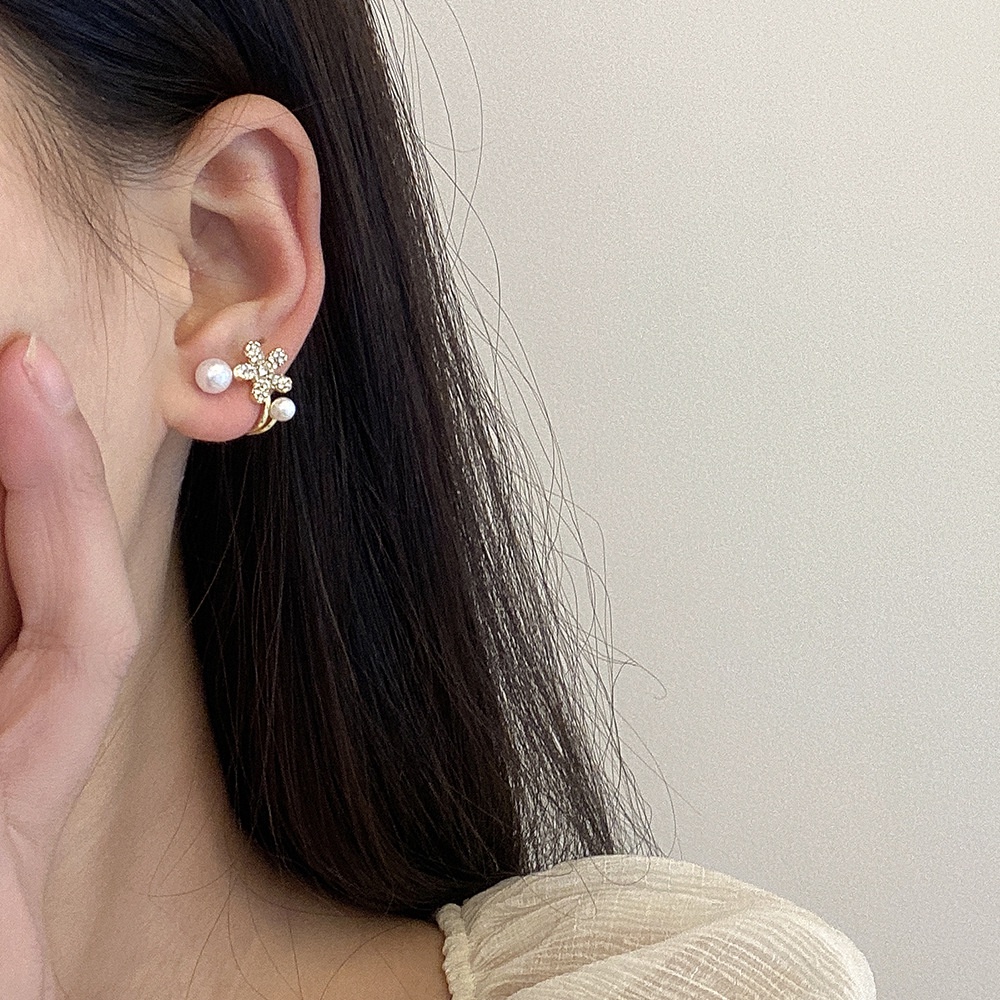 Anting Stud Desain Bunga Aksen Mutiara Imitasi Bahan Zirkon Gaya Korea Untuk Wanita