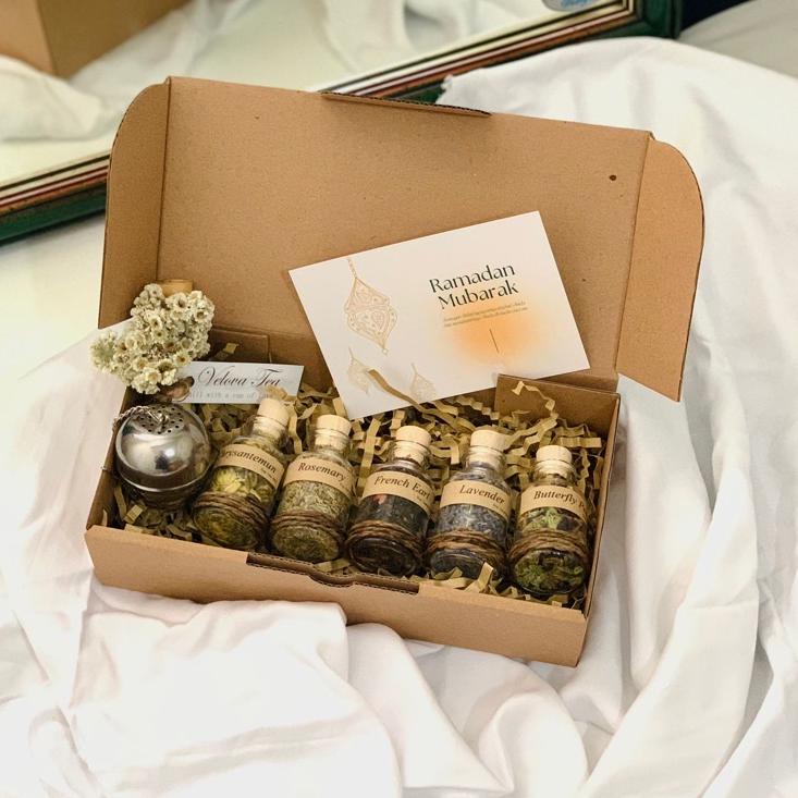 

Ready stock Hampers Lebaran Parsel Ramadhan Artisan Tea Parcel Puasa Ied Mubarak Gift Kado Hemat Ulang Tahun Wisuda Gift New Year Imlek Valentine Kado Wedding Anniversary Get Well Soon Hampers Custom Teh Bunga Kado Special Hampers Isoman Unik Special Gift
