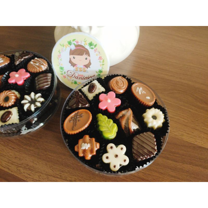

.Coklat praline classic dark milk vanilla chocolate ( ds bgr )
