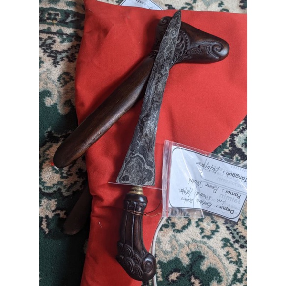 Dekorasi Tradisional Keris Pusaka Bethok Sombro