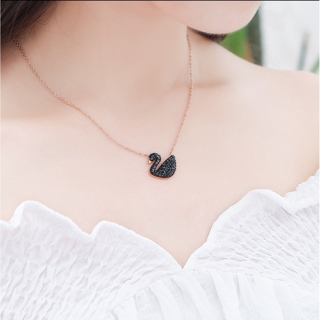 Kalung Titanium Swan Hitam dan Putih Kristal Dengan Rantai Rosegold, Gold dan Silver