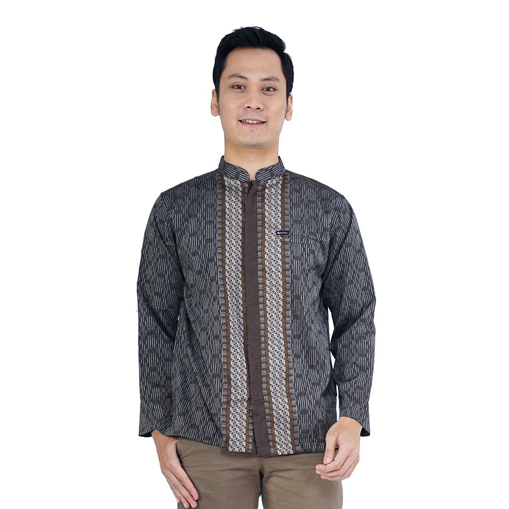 Zatta Men Koko Salura Meskipun baju koko dengan beragam corak dan motif banyak diminati, tetapi baju koko polos masih tidak dapat tergantikan.