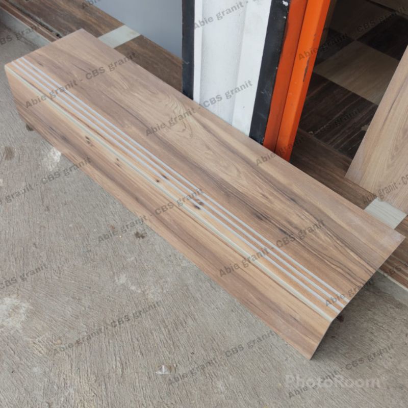 Granit tangga 30x90 dan 20x90 motif kayu