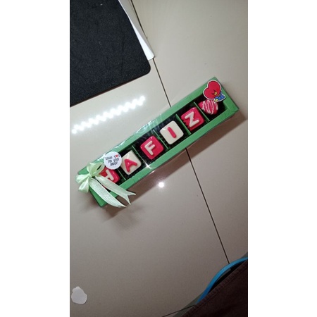 

coklat huruf dan nama/6 huruf/6sekat/free box dn pita