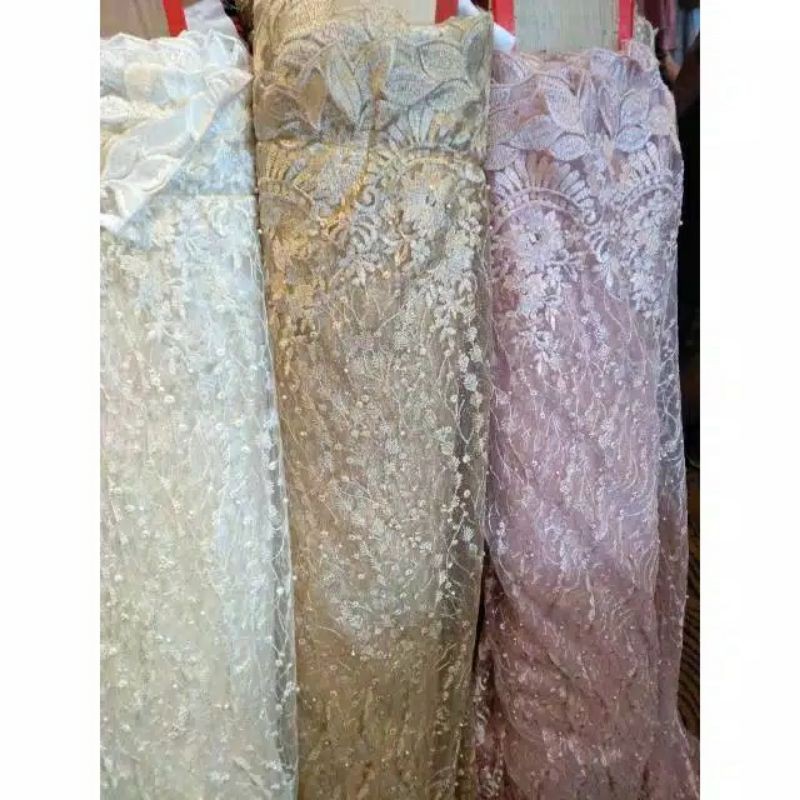 Tile Akar Mutiara dengan pinggiran renda bahan kebaya motif