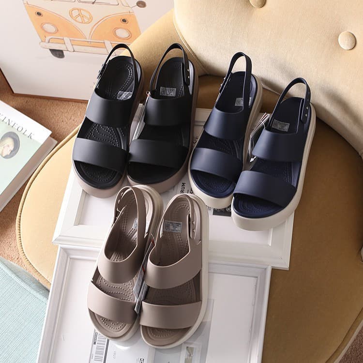 Crocs Brooklyn Low Wedge / Sepatu Wanita / Crocs Wanita / Crocs Wedges / Sepatu Crocs