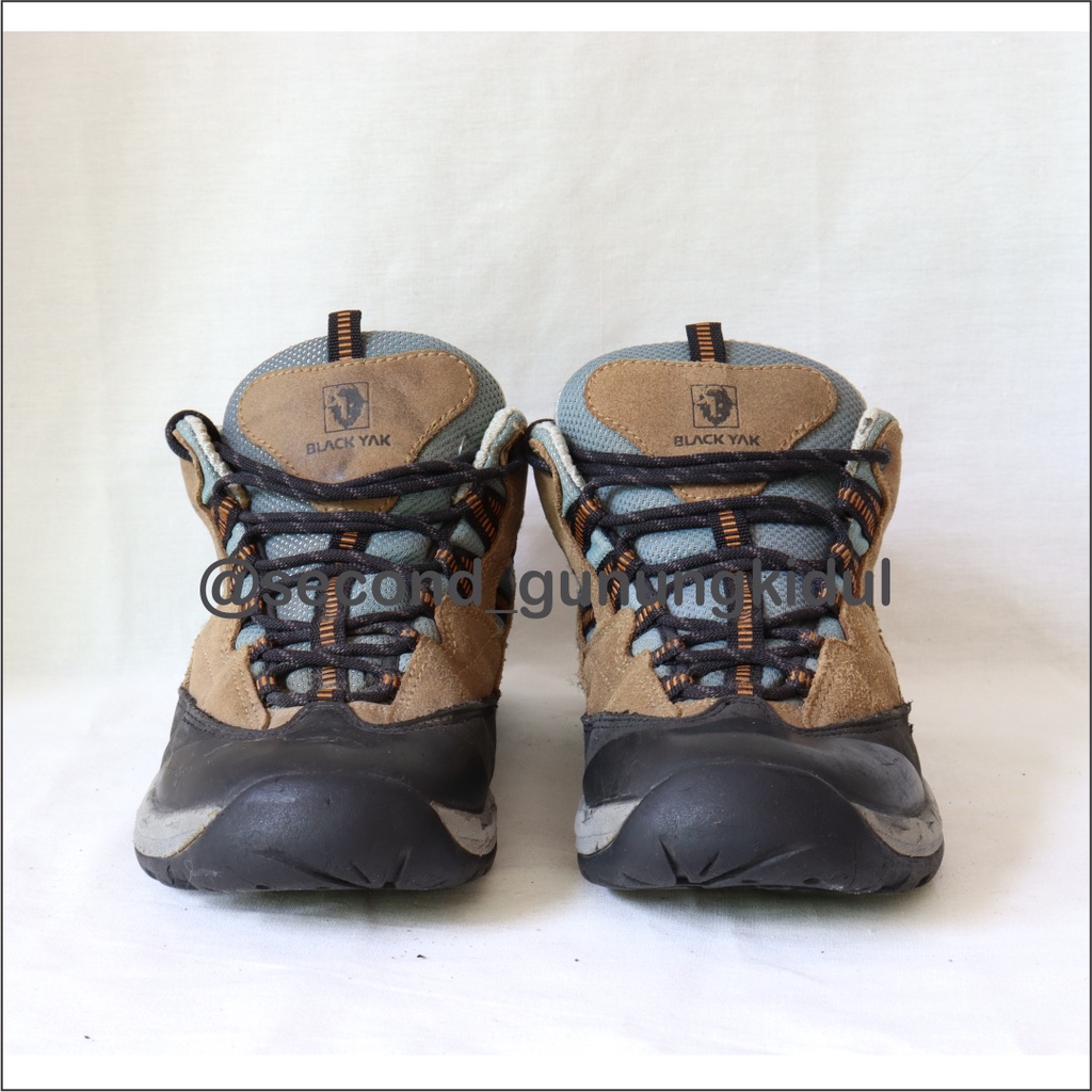 sepatu gunung black yak