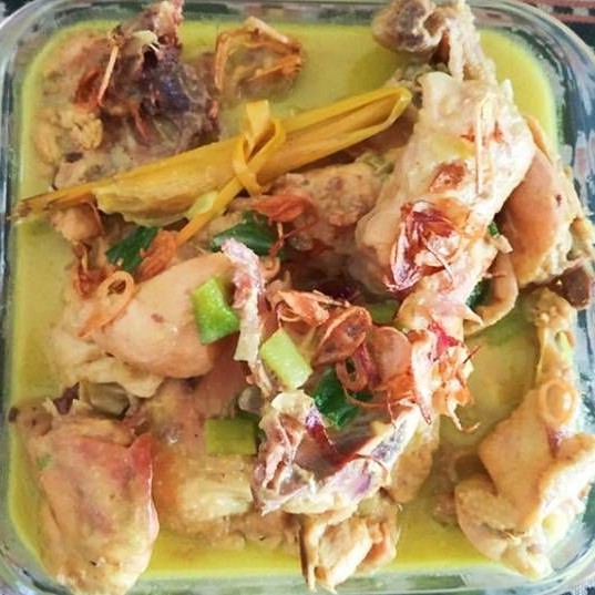 Paket Ketupat 8 pcs dan Opor Ayam Kampung 1 Ekor potong 8