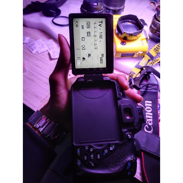 Kamera DSLR Canon Eos 700D Siap Pakai layar Flip, layar sentuh second/Bekas