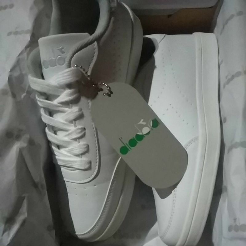 Sepatu full white Diadora Givano