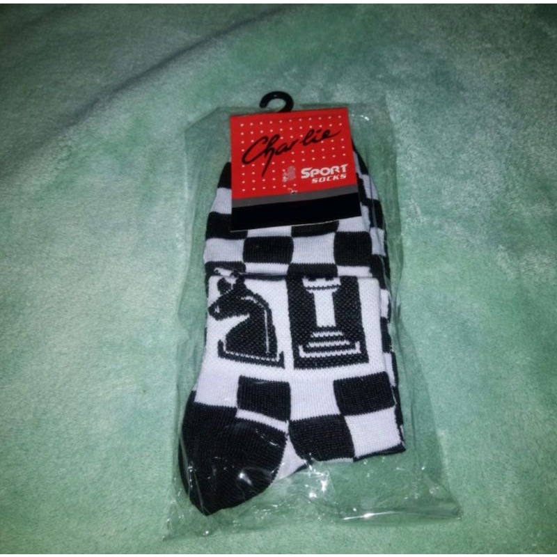 kaos kaki pendek hitam putih catur