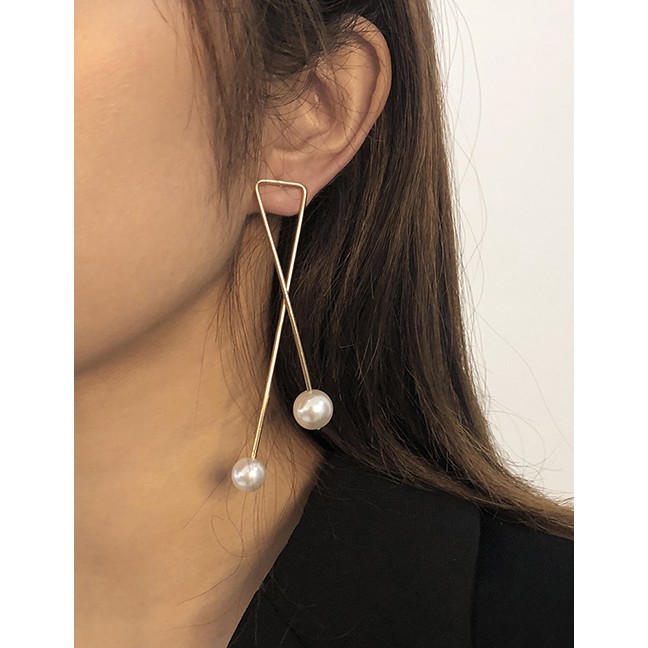 Anting Tusuk Fashion Golden Alloy Pearl Geometric Stud Earrings P94859