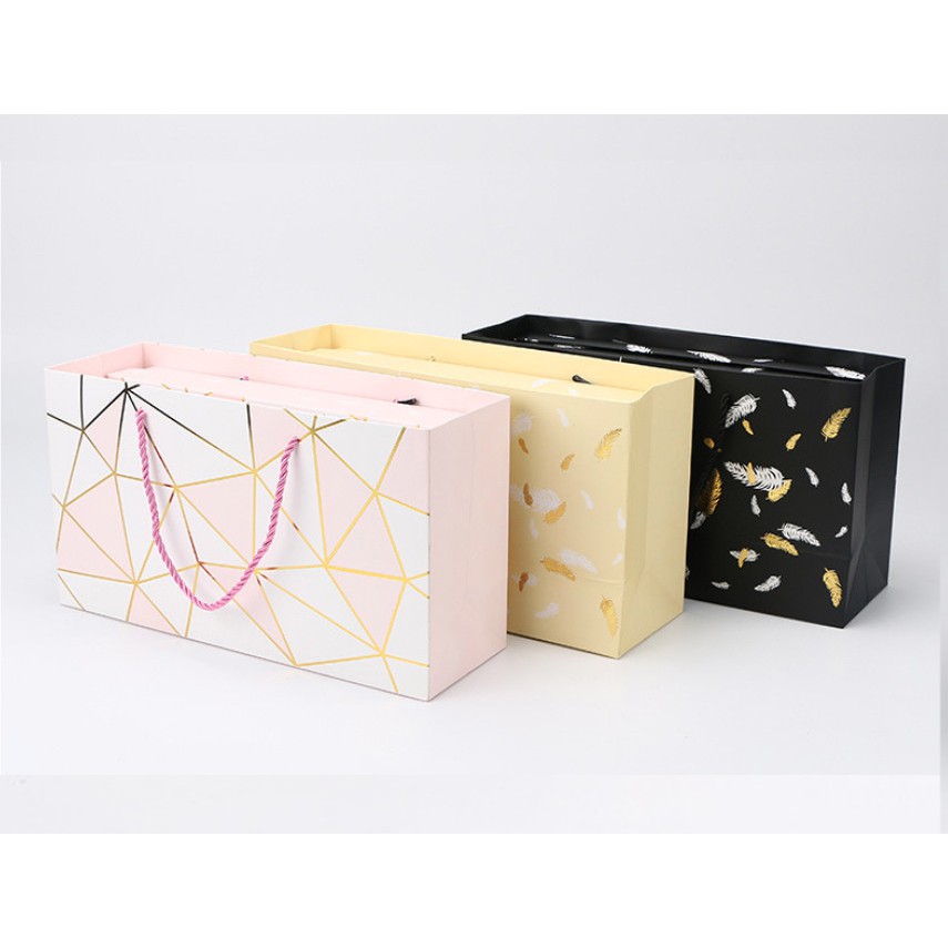 

PAPER BAG MOTIF DAUN KANTONG SOUVENIR KANTONG BAJU KANTONG HADIAH PAPER BAG SOUVENIR IMLEK VALENTINE