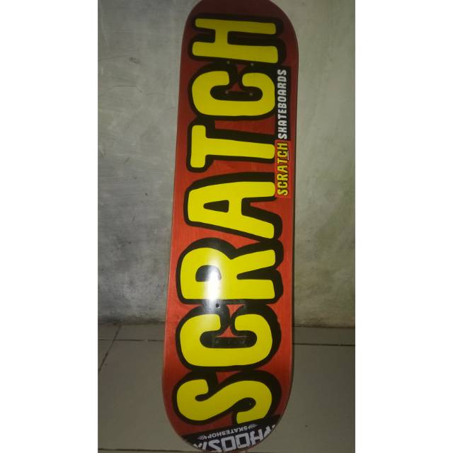 Deck scratch skateboard