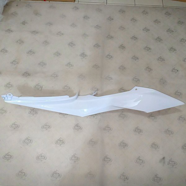 cover body side upper R kanan sonic 150 new K56 putih original