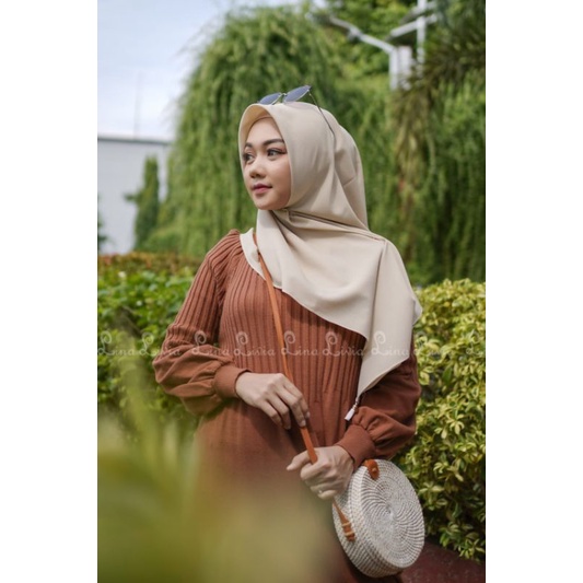 Lina Livia Hijub Laudya Jilbab Segi Empat Diamond Crepe