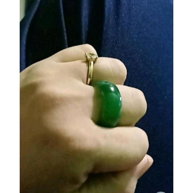 Cincin giok hijau taiwan batu giok asli hijau natural.