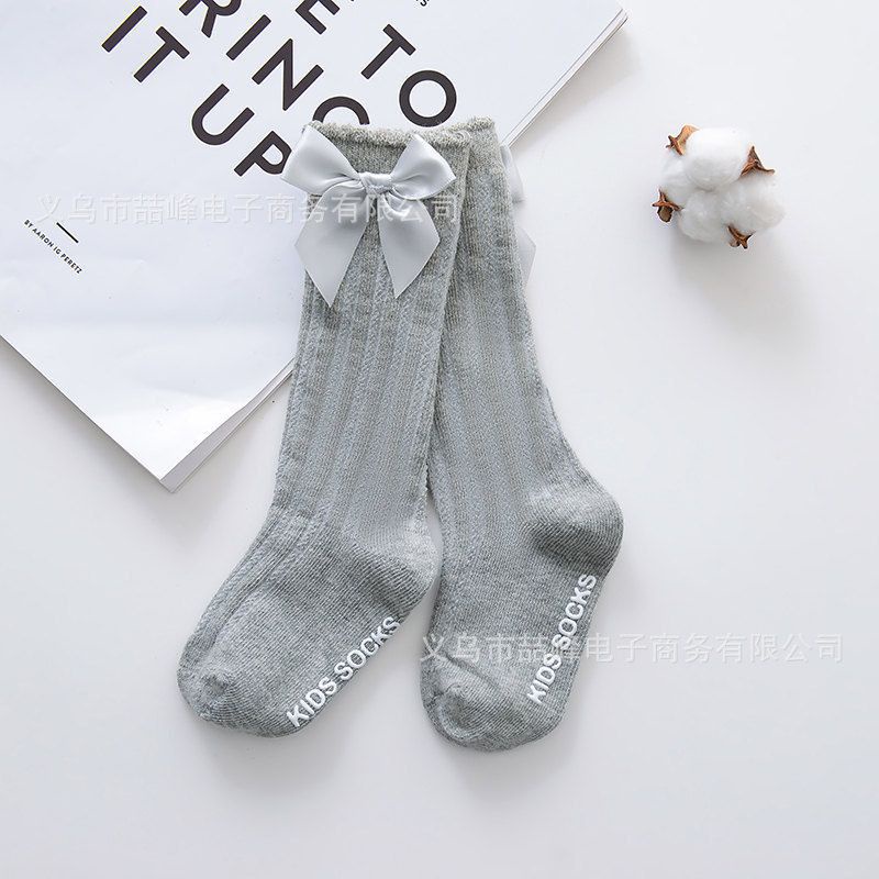 Kaus kaki panjang selutut dengan aksen pita,cocok untuk anak perempuan. Kaos kaki berbahan lembut