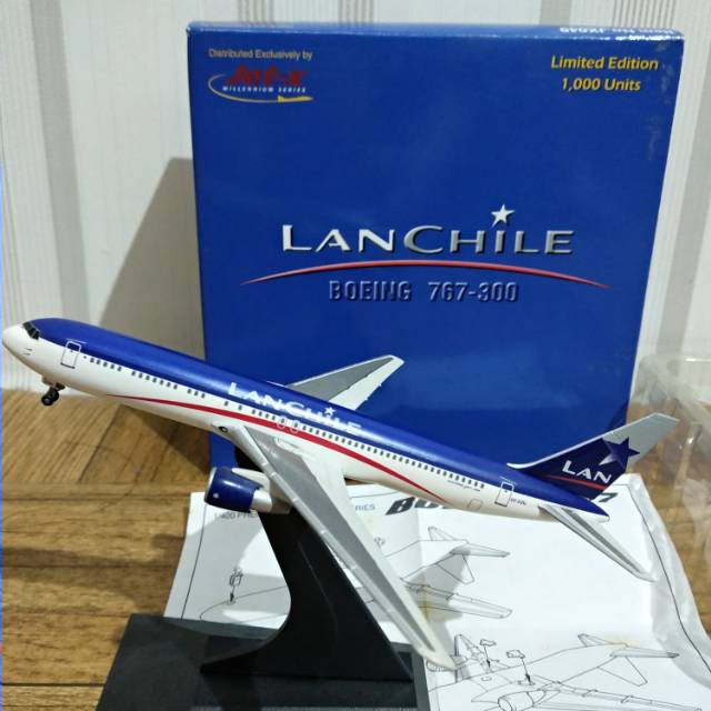 Miniatur pesawat Lanchile Boeing 767-300