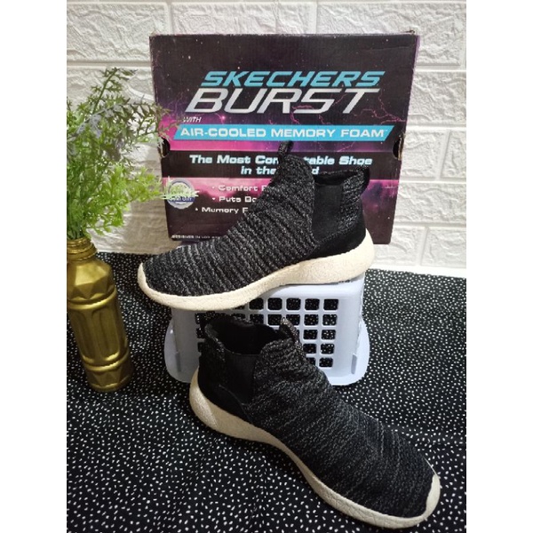 sepatu skechers hitam