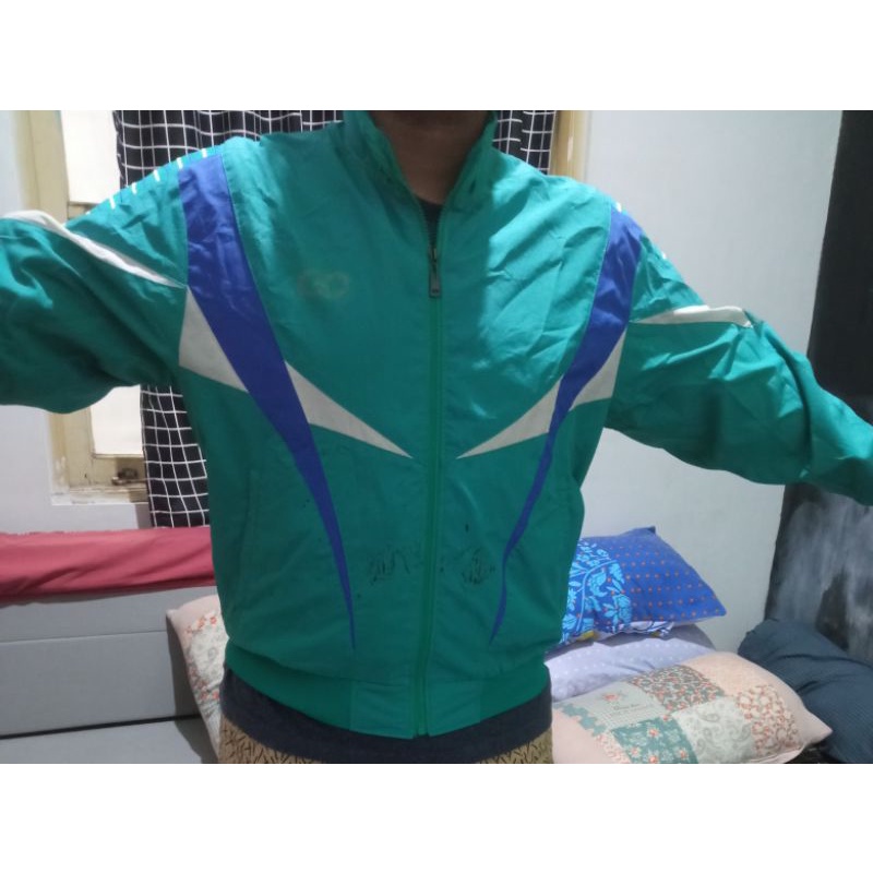 jaket windbreaker asics