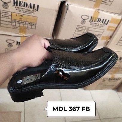 Sepatu sendal slop pria kulit Medali tampil lebih keren