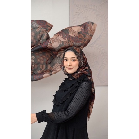 Marina Scarf Wearing Klamby