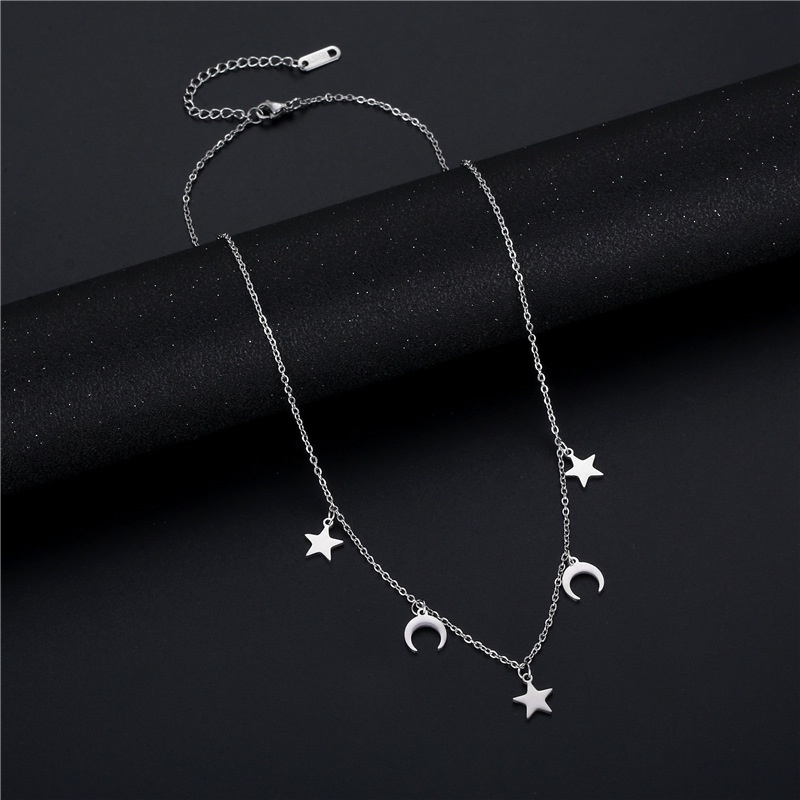 Eropa dan Amerika fashion kalung glossy pentagram moon kalung stainless steel Bulan bintang klavikul