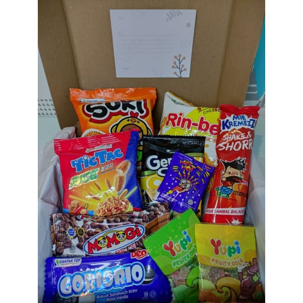 

SNACK BOX/HAMPERS LEBARAN/KADO ULANG TAHUN/KADO WISUDA/KADO LUCU/ KADO UNIK/KADO MURAH