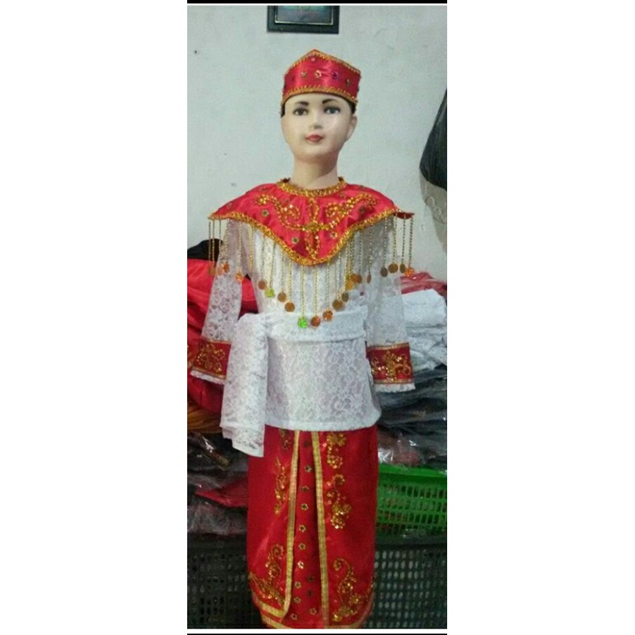 Baju adat maluku