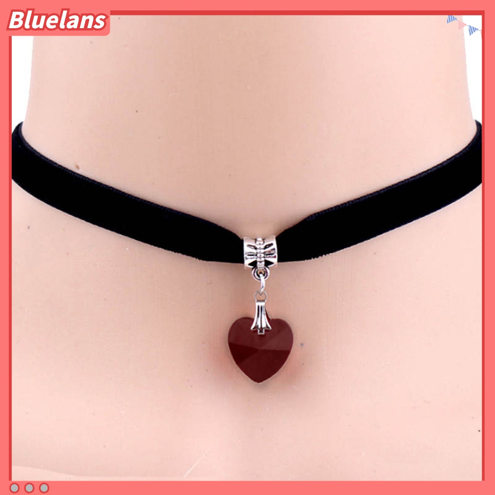 Kalung Choker Bahan Velvet Dengan Liontin Hati Aksen Berlian Imitasi Gaya Gothic Untuk Wanita