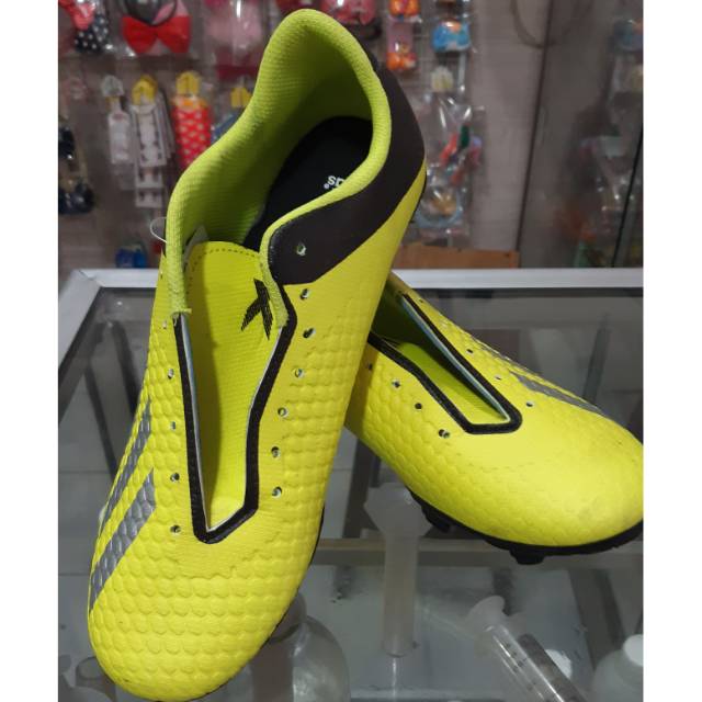 Sepatu bola produk lokal