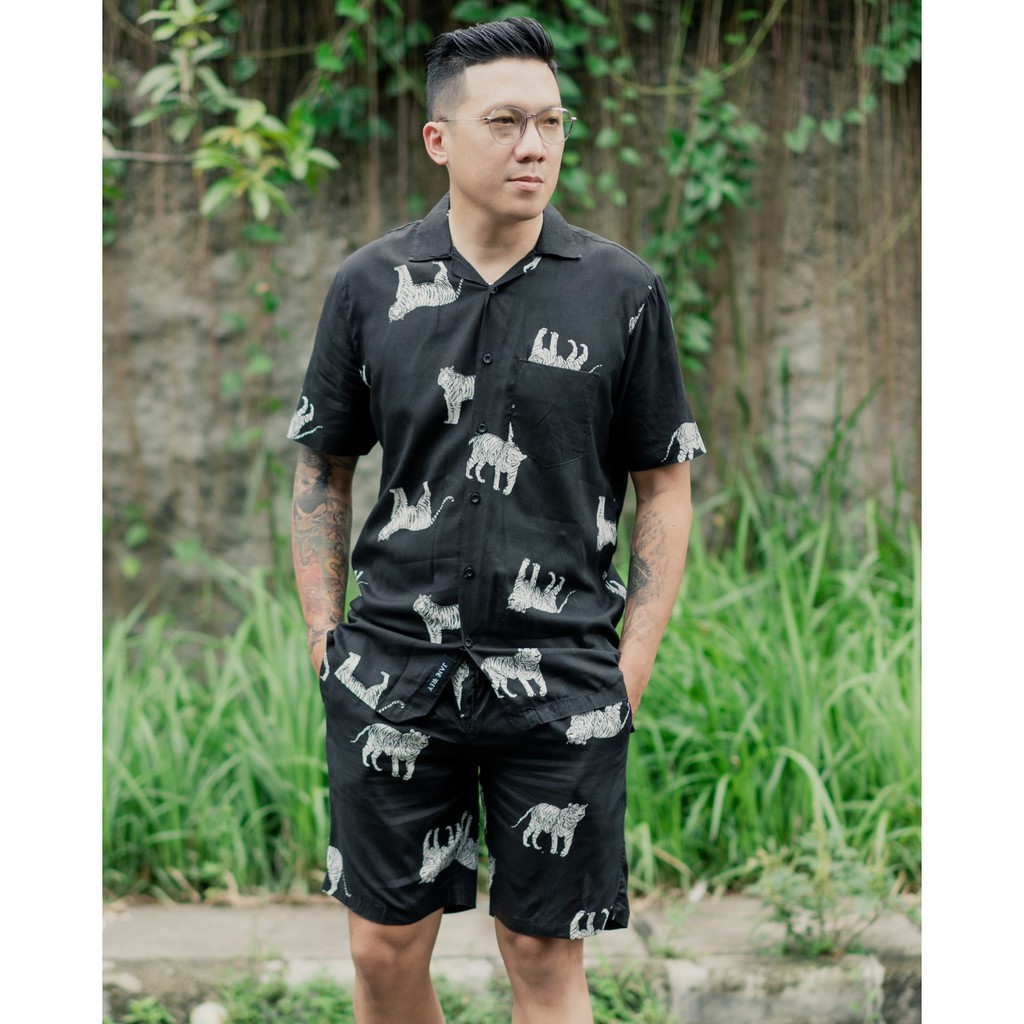 Credomenstore Kemeja Tie Dye Pria Lengan  Pendek  Hitam 