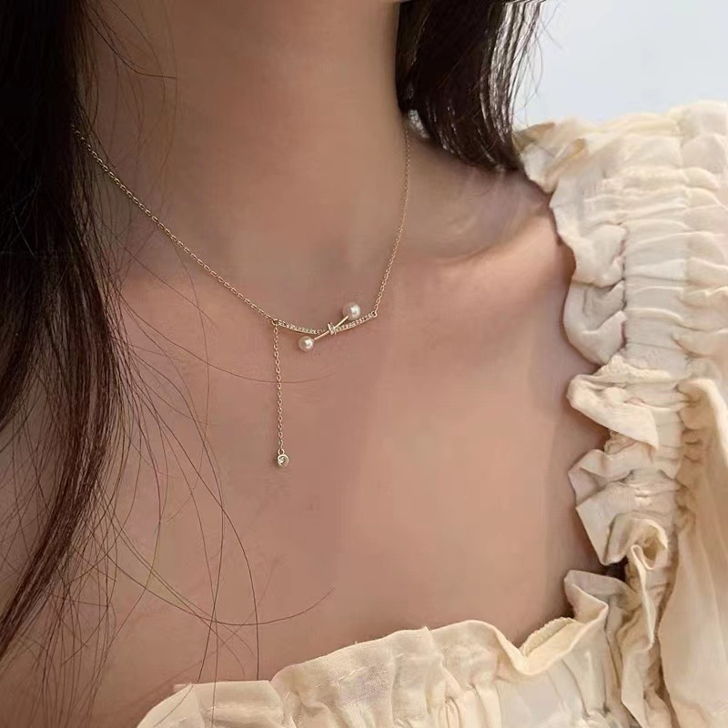 Kalung Rantai Klavikula Hias Liontin Kristal Mutiara Berlian Rumbai Bahan Baja Titanium Warna Emas Untuk Wanita