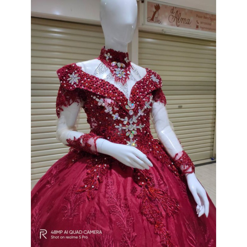 gaun pengantin merah