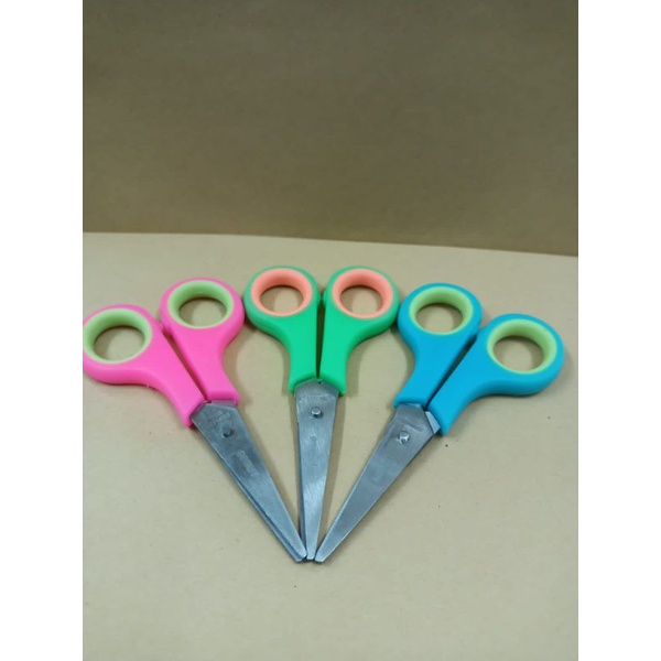 

Gunting M2000 Warna Kecil