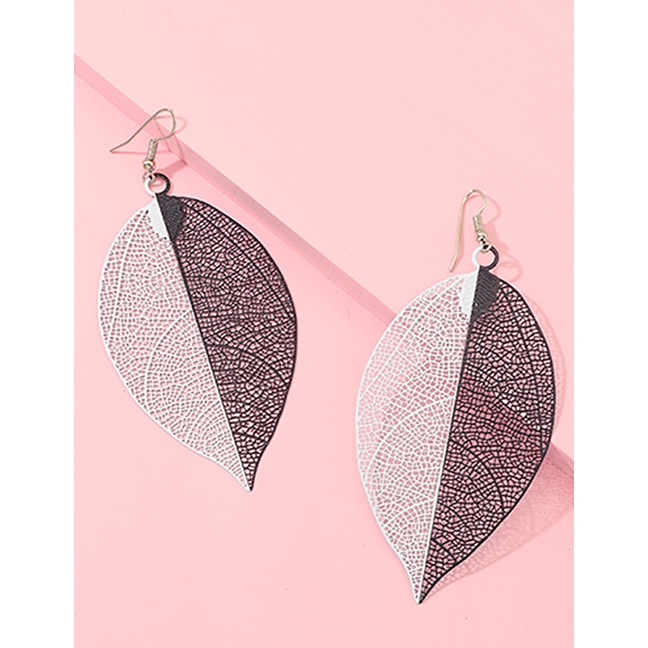 LRC Anting Gantung Fashion Black Leaf Simulation Texture Earrings D34641