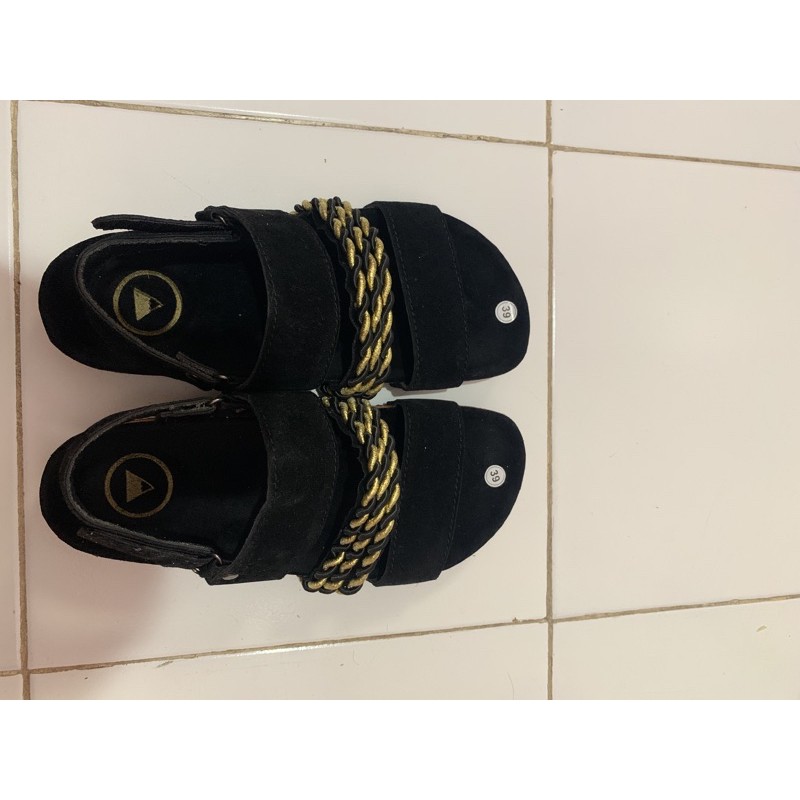 Sandal Duma Hitam east mount side