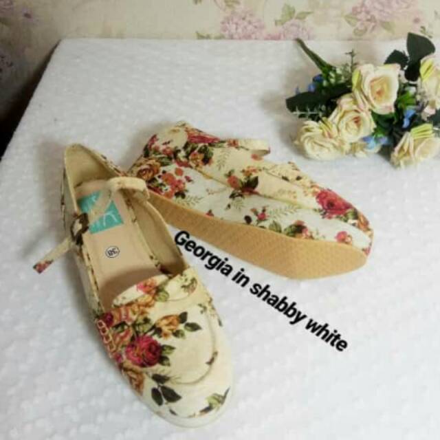 Sepatu SHABBY white merk DnC