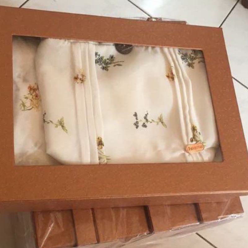 

kotak kado 25x35x7,5