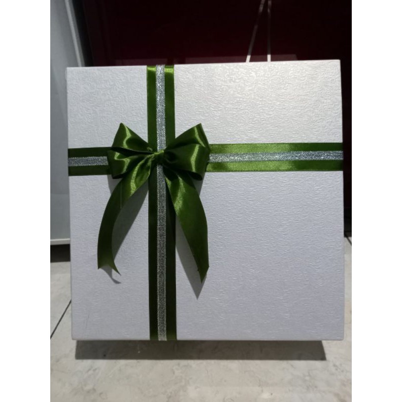 

Box kado / kotak kado 25x25x8 cm