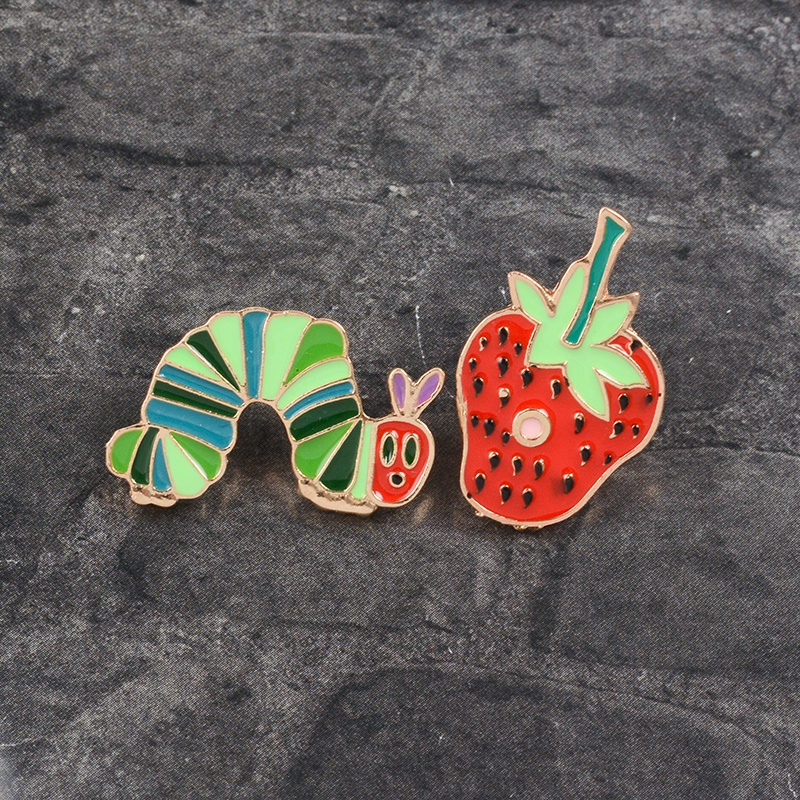 Bros Pin Enamel Bentuk Kartun Serangga Strawberry Cacing Untuk Teman